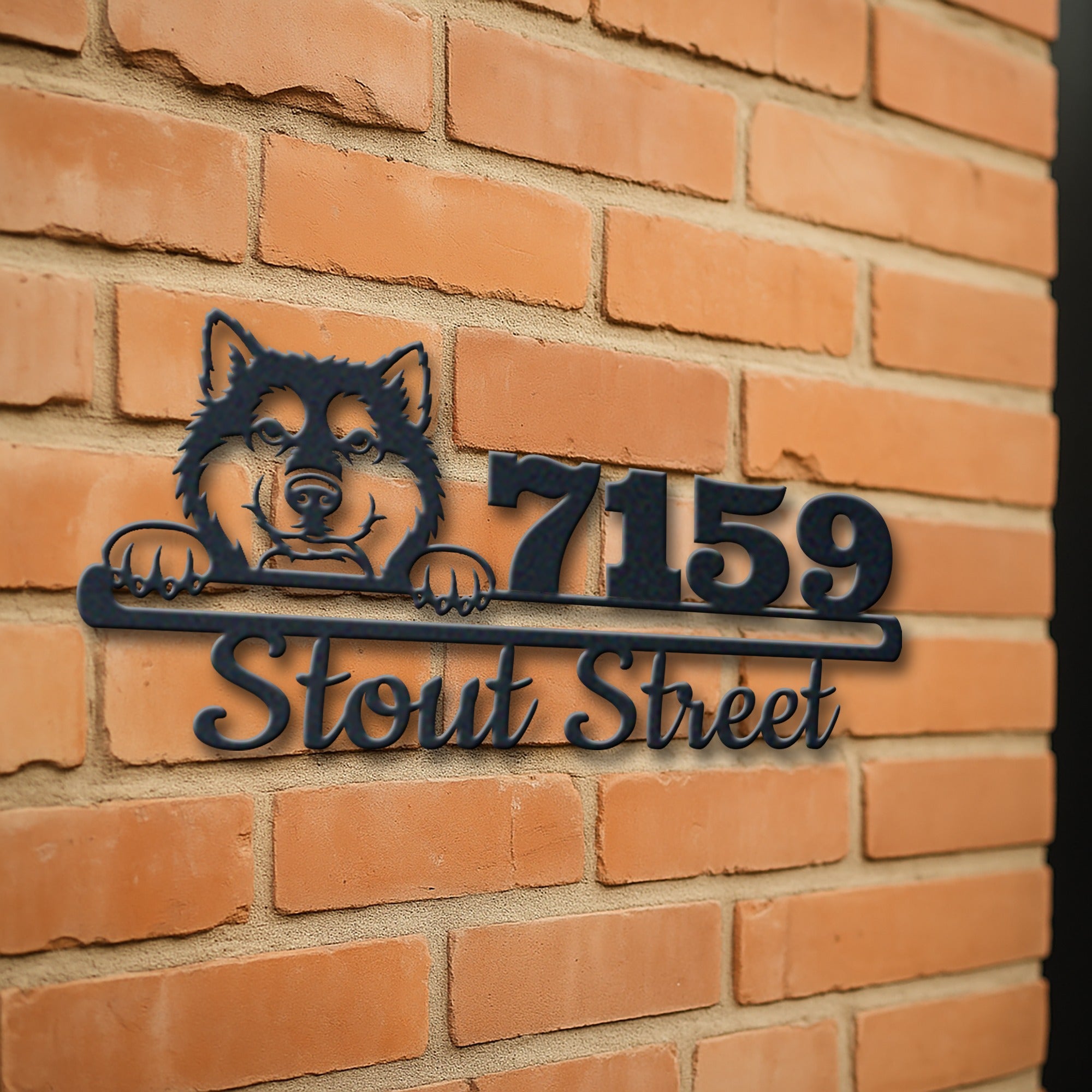 Personalized alaskan malamute dog address sign with house number and street name in metal - product view 3
